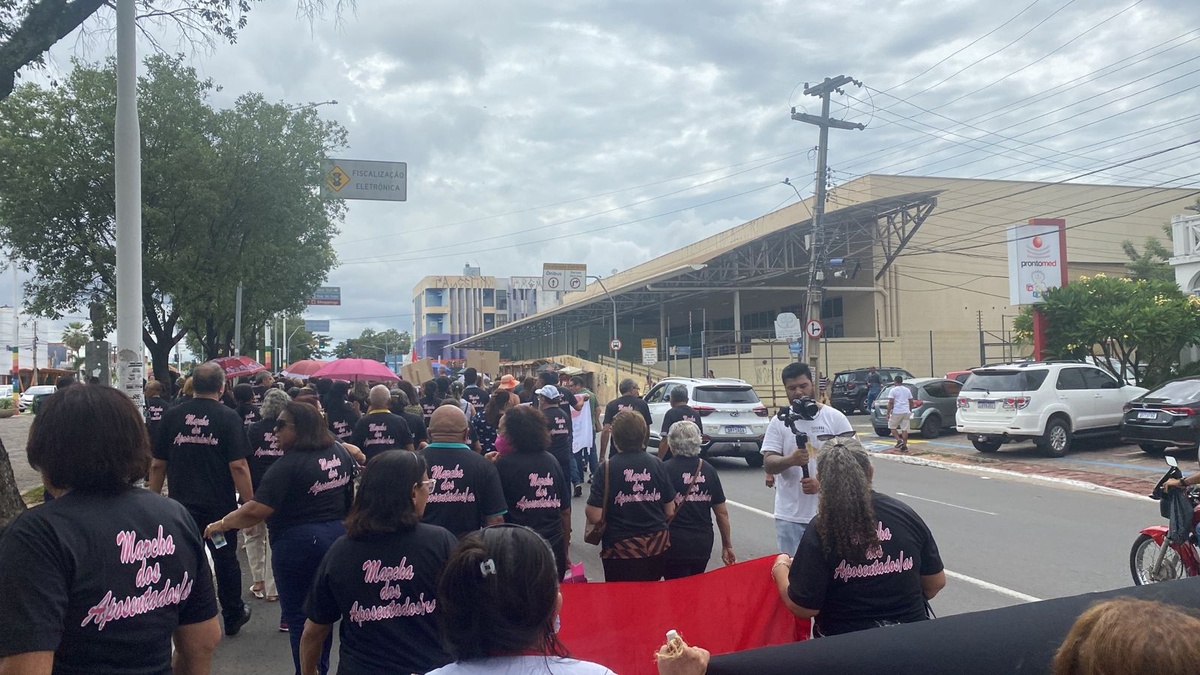 Os manifestantes fizeram uma caminhada pela avenida Frei Serafim