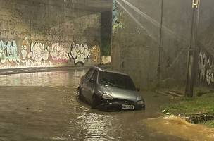 Polícia resgata mãe e duas filhas presas em carro durante chuva em Teresina (Foto: Divulgação)