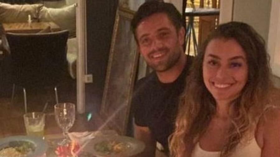 Rafael Cardoso e a modelo Vivian Linhares
