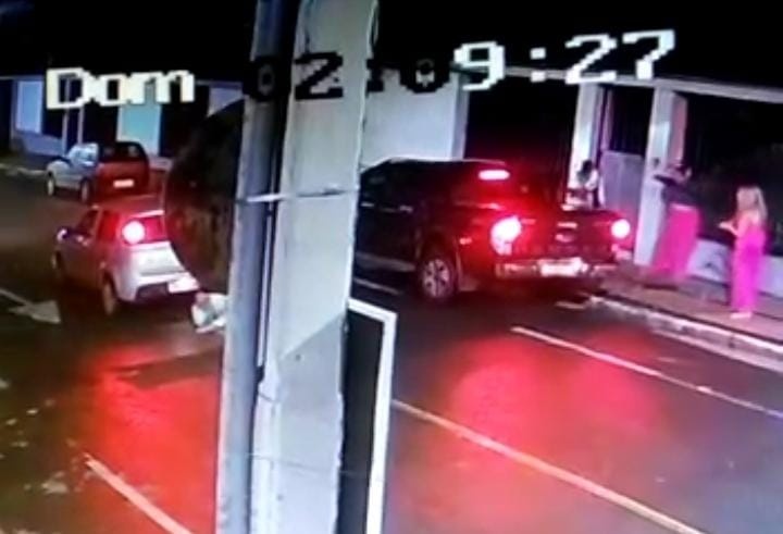Criminosos armados abordam vítima e fogem no carro