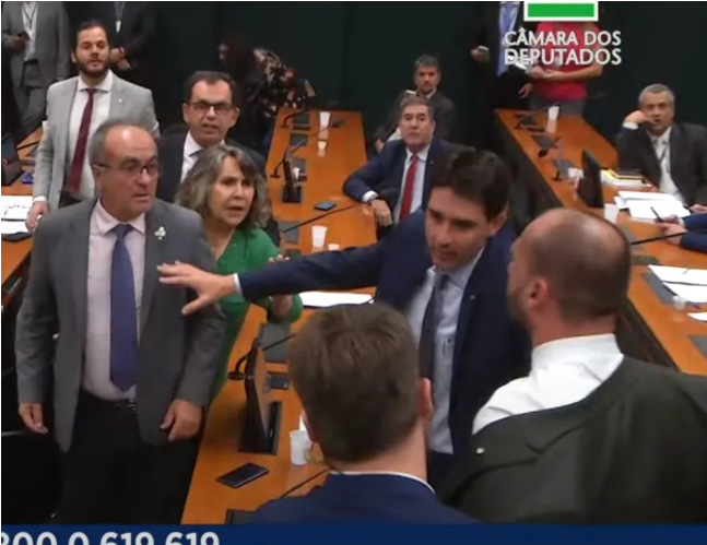 Eduardo Bolsonaro discute com deputado do PT na Câmara