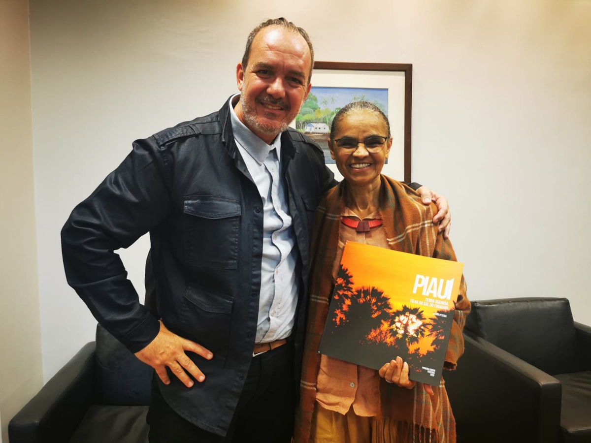 Ministra Marina Silva Com o jornalista André Pessoa, que lançou livro em Brasília