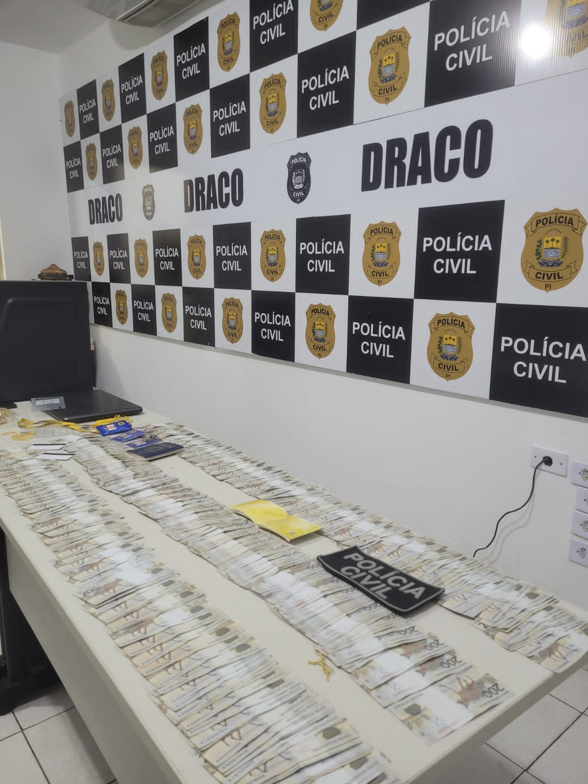 Parte do dinheiro subtraído do banco foi encontrada com o suspeito