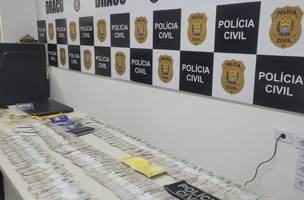 Parte do dinheiro subtraído do banco foi encontrada com o suspeito (Foto: Divulgação / PC)