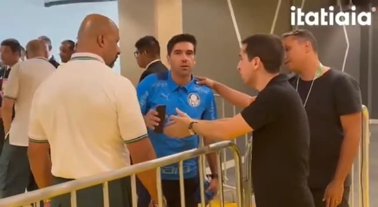 A confusão acabou sendo gravada por outros jornalistas presentes