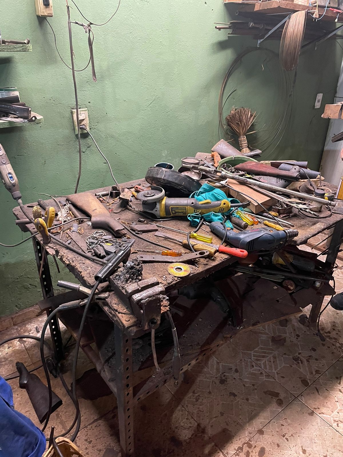 A fábrica clandestina possuía materiais e estrutura para fabricação e conserto de armas
