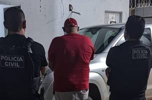 Homem preso por porte ilegal de arma (Foto: Polícia Civil)