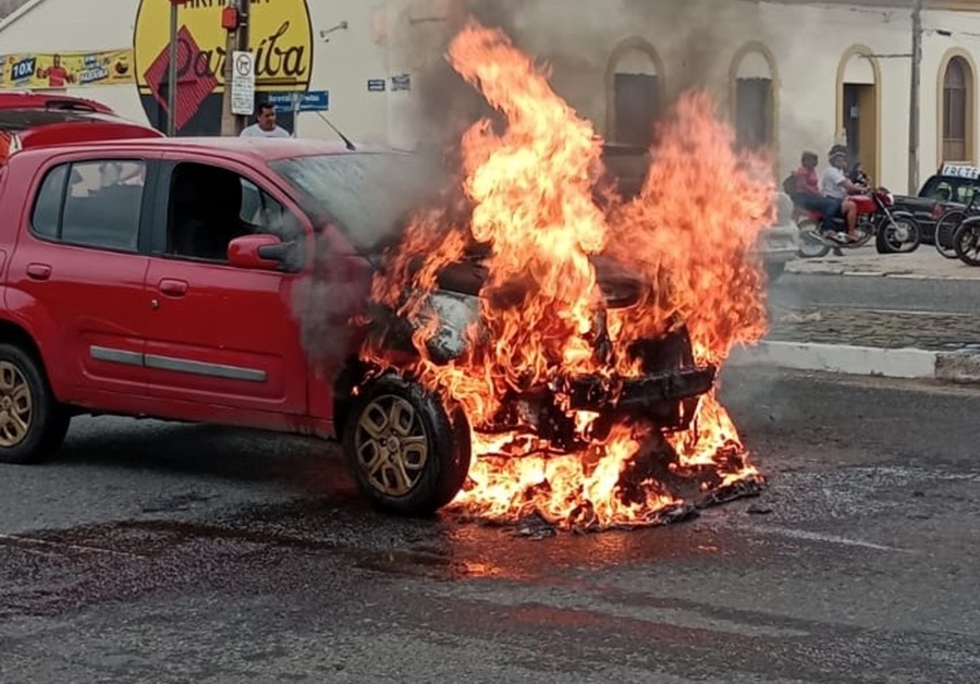 O carro pegou fogo na avenida Maranhão, próximo ao Troca-troca