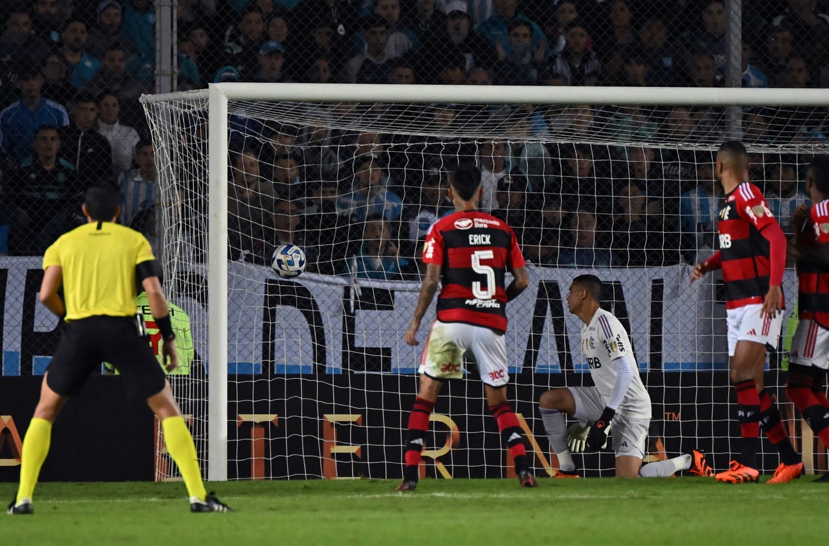 Flamengo empata com Fluminense e se afasta dos líderes do