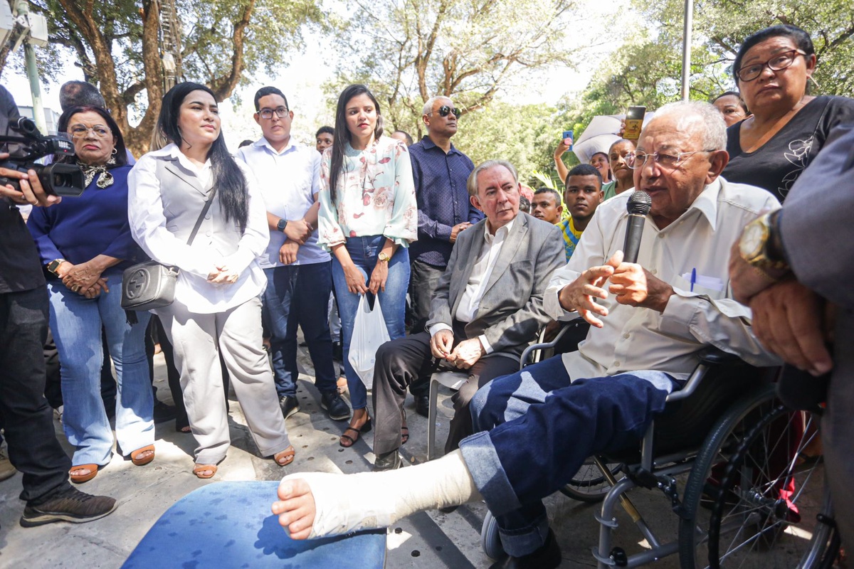 O gestor estava afastado de suas funções na prefeitura devido a uma lesão no pé direito