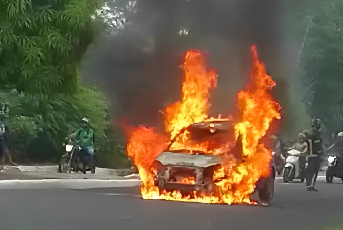 O veículo foi totalmente consumido pelo fogo