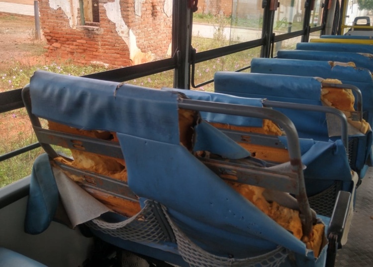 Prefeitura transporta alunos em ônibus sem segurança