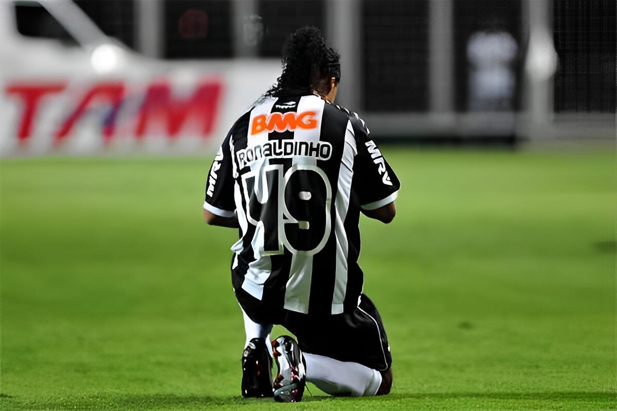 Justiça bloqueia contas do Atlético-MG por dívida com Ronaldinho