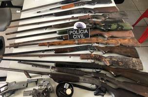 Uma grande quantidade de armamentos foi apreendida no local (Foto: Polícia Civil)