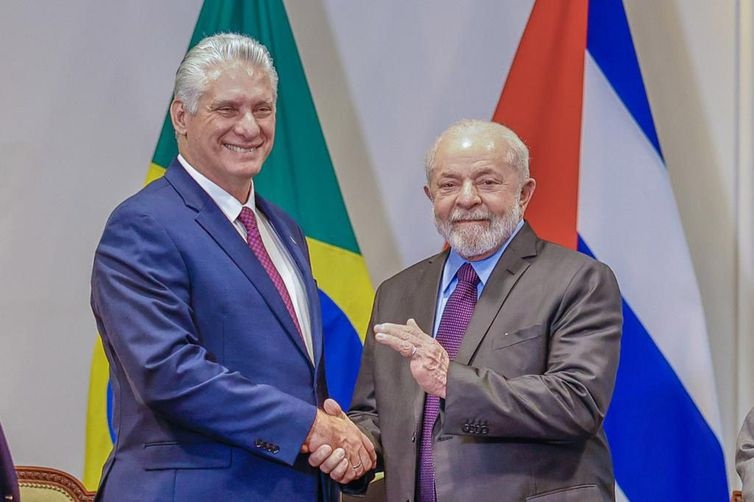 Miguel Díaz-Canel Bermúdez e o presidente Lula em Paris