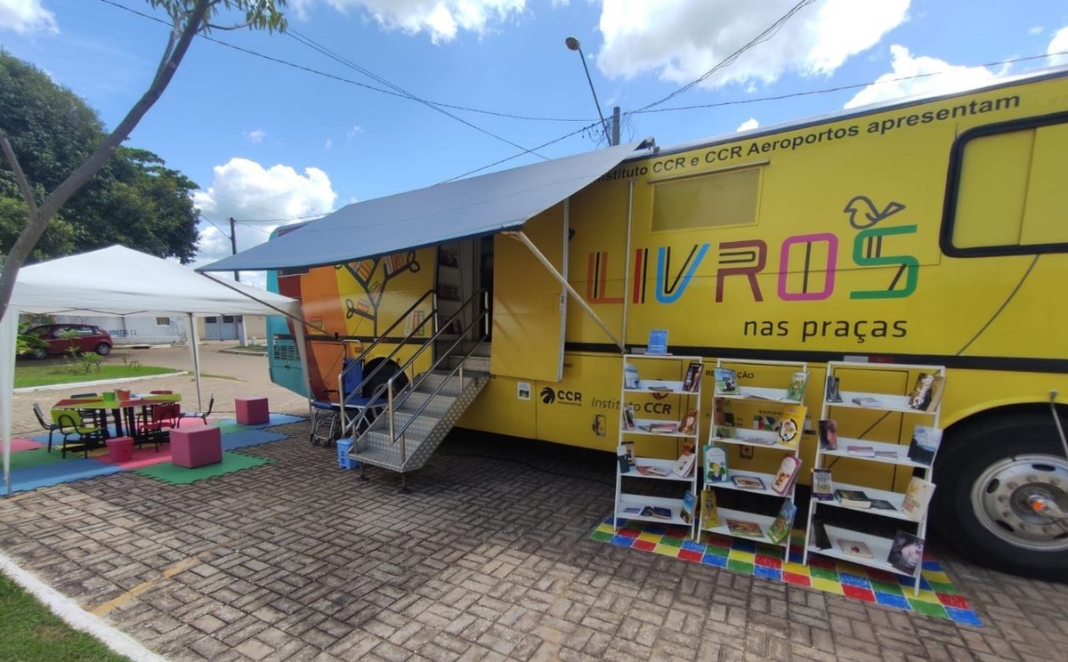 Ônibus-biblioteca do projeto “Livros nas Praças” leva literatura para Teresina