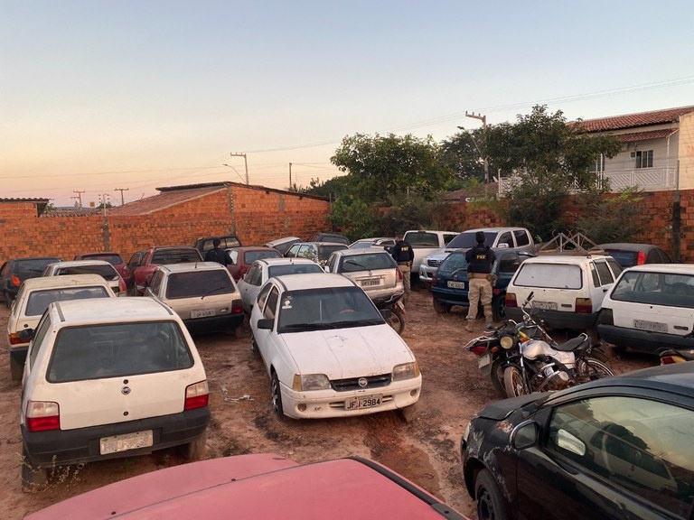 Veículos em um dos pátios da Polícia Rodoviária Federal no Piauí