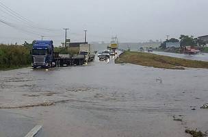 Chuva atrapalha transito (Foto: registro PRF)