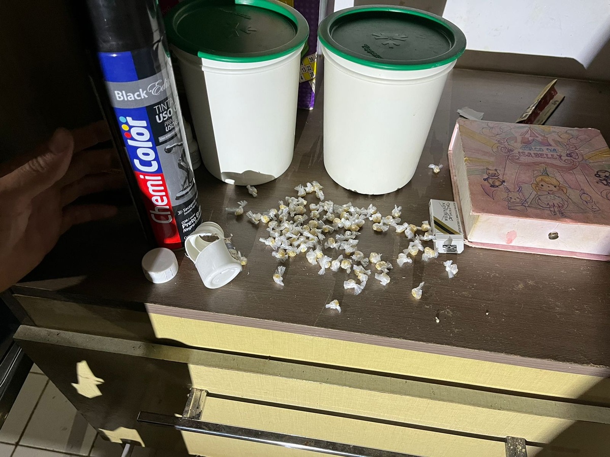 Drogas foram apreendidas em uma das residências