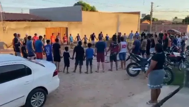 O ato em despedida do garoto também teve um momento de oração dos amigos de mãos dadas