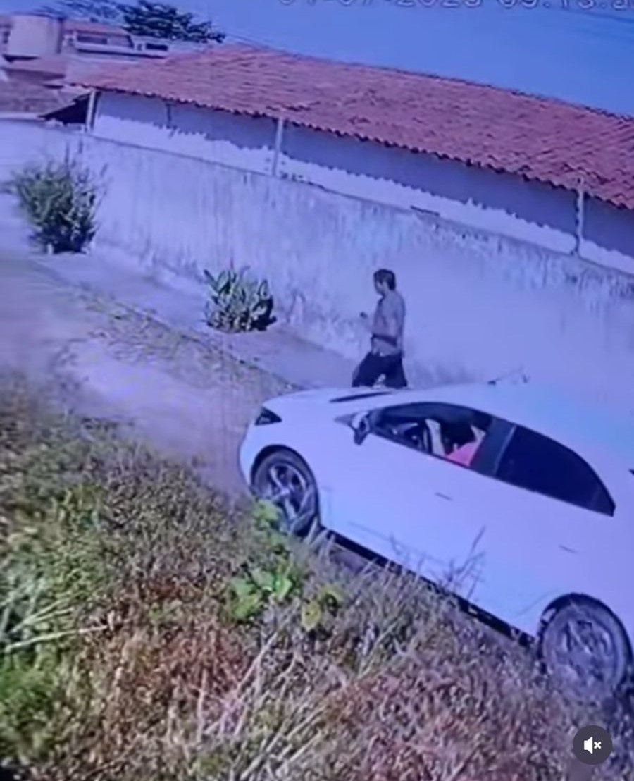 O carro branco numa rua onde, segundo a prefeita Jove, Luiz Menezes tentou criar um factoide. Mas olha, quem sai dele é um bofe
