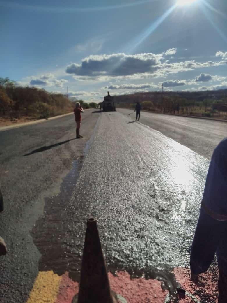 A ciclofaixa já começou a ser "apagada" do centro da pista