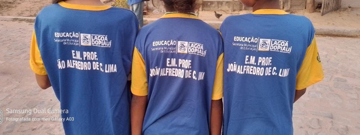 Alunos da escola municipal de Lagoa do Piaui usam camisa com uma letra a mais no nome do patrono da escola