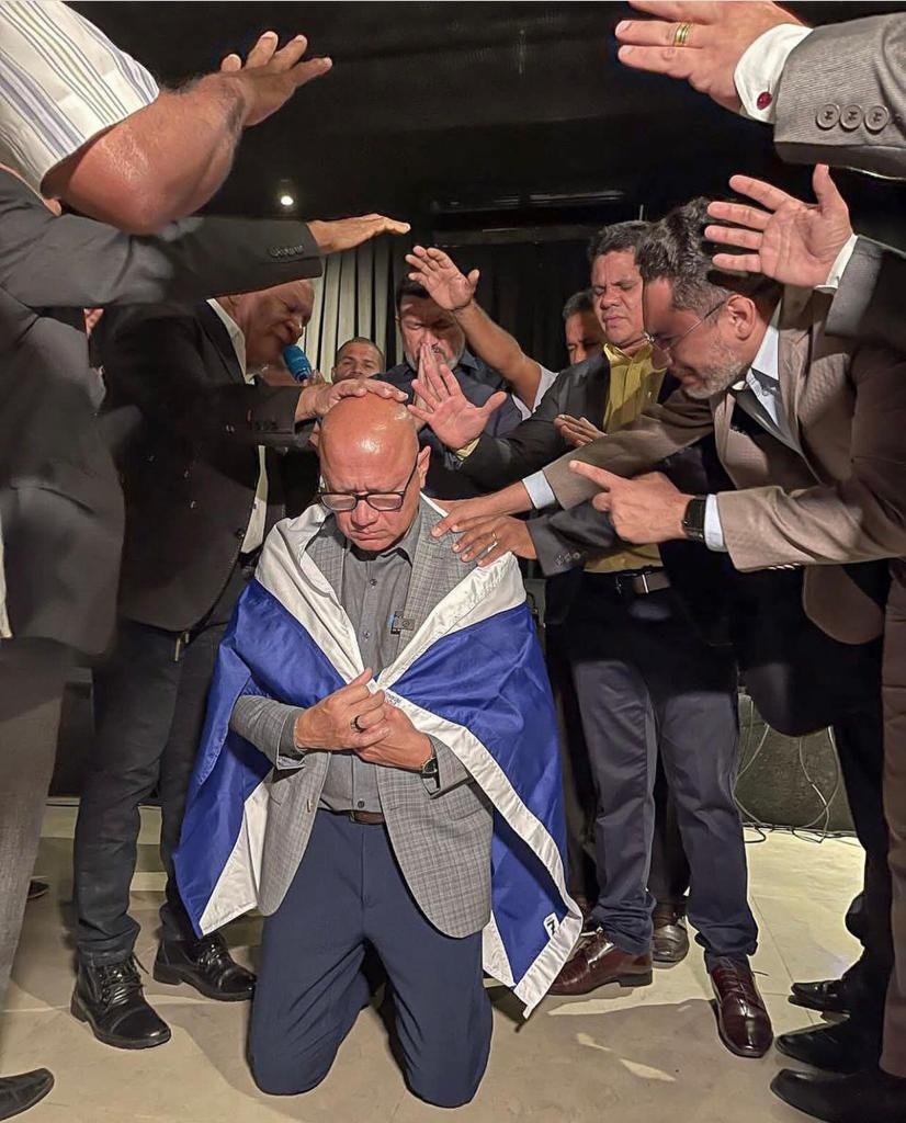 E com cenas ridículas assim que Franzé Silva segue se mostrando pelas redes sociais e nos portais pagos com verba da Assembleia Legislativa como pré-candidato a prefeito de Teresina