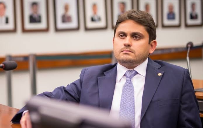 Ministro Juscelino Filho: mais um escândalo e ele não pede para sair. Como justificar um deputado com R$ 835 mil na conta ?