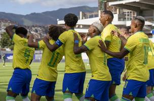 Jogadores comemoram gol que garantiu vitória da seleção na estreia do pré-olímpico (Foto: CBF)