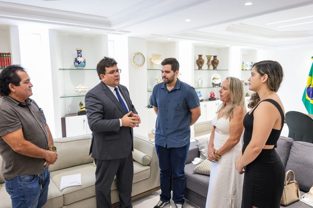 Rafael Fonteles conversa com Luís Marcelo e família, no Palácio do Karnak