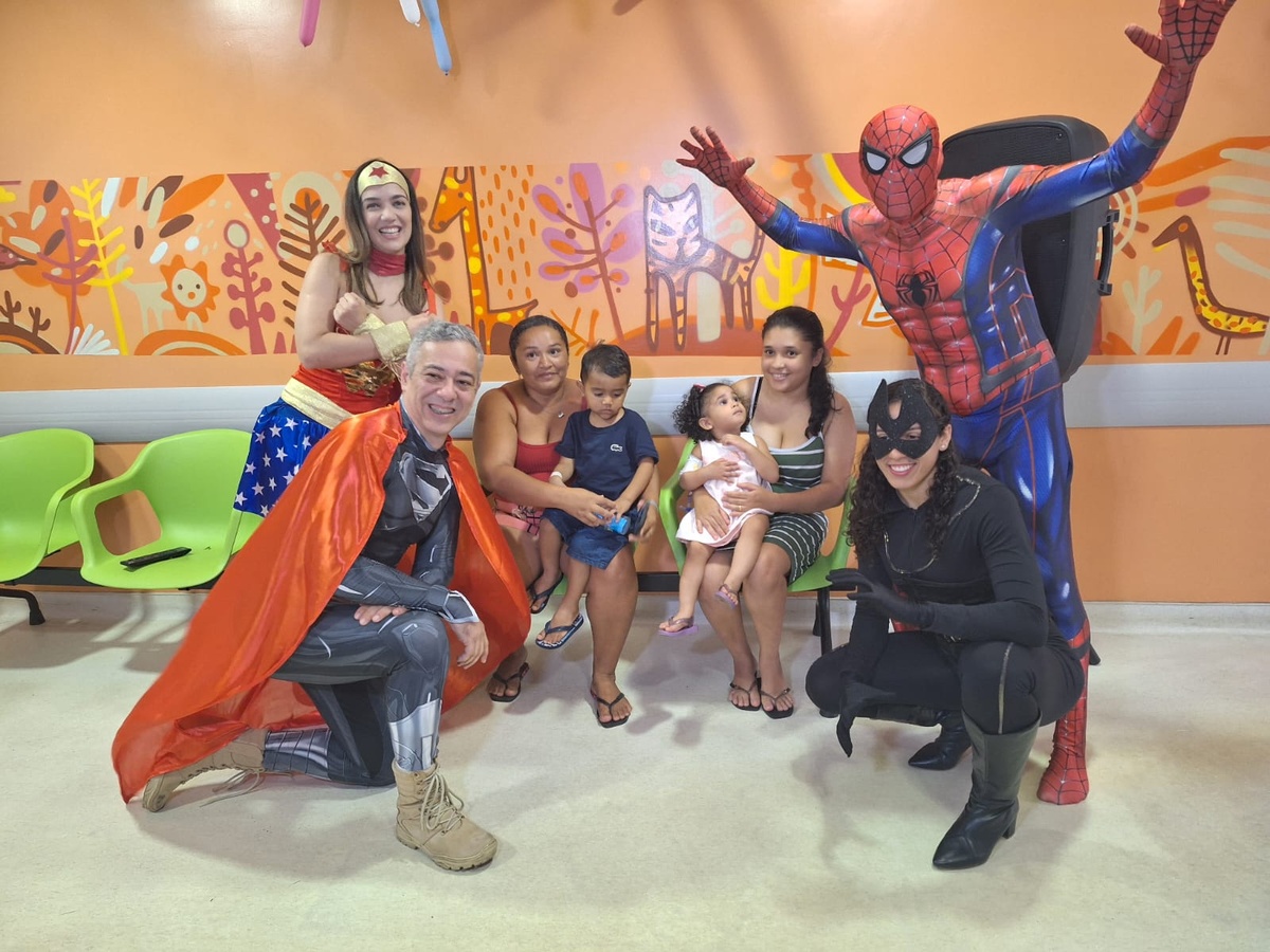Super-heróis visitam crianças com câncer