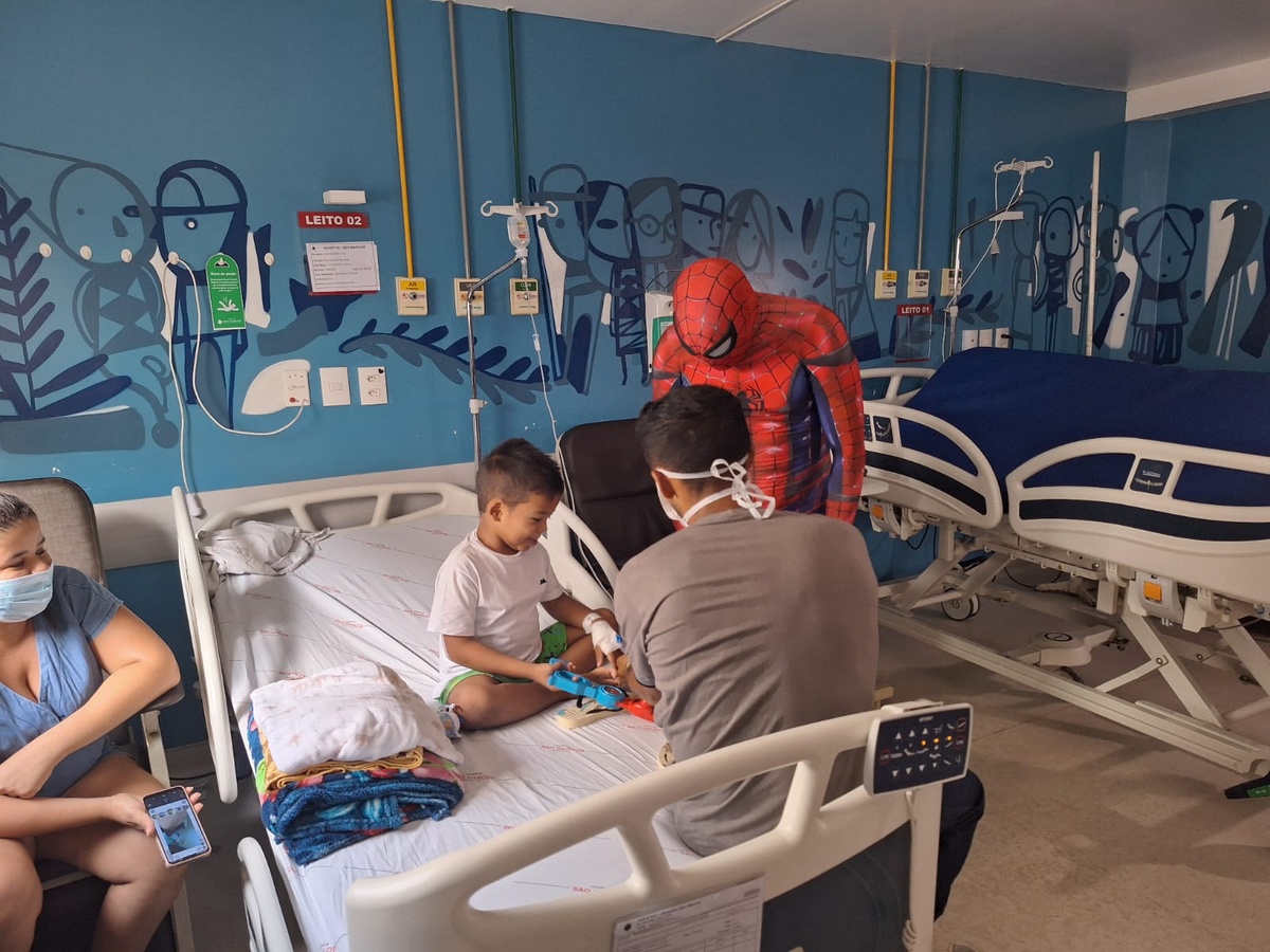 Super-heróis visitam crianças com câncer