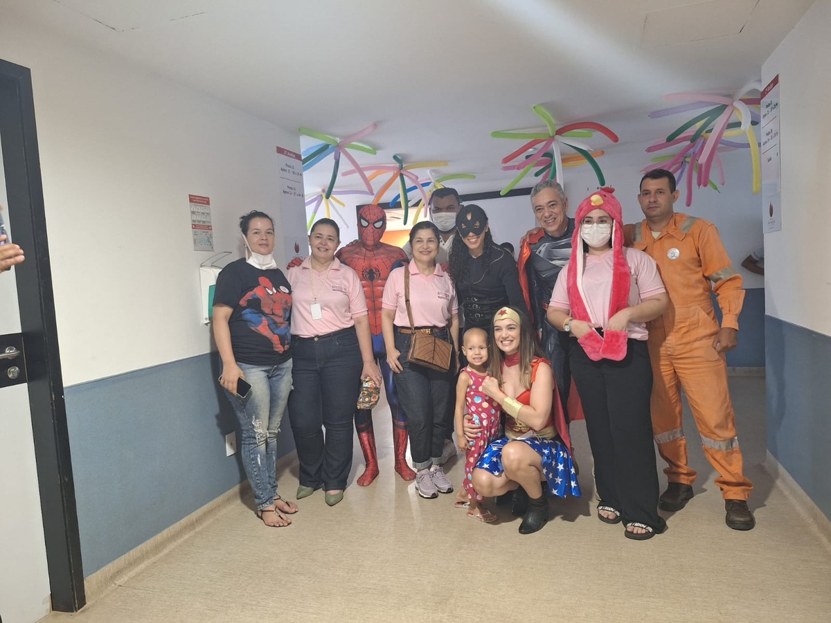 Super-heróis visitam crianças com câncer