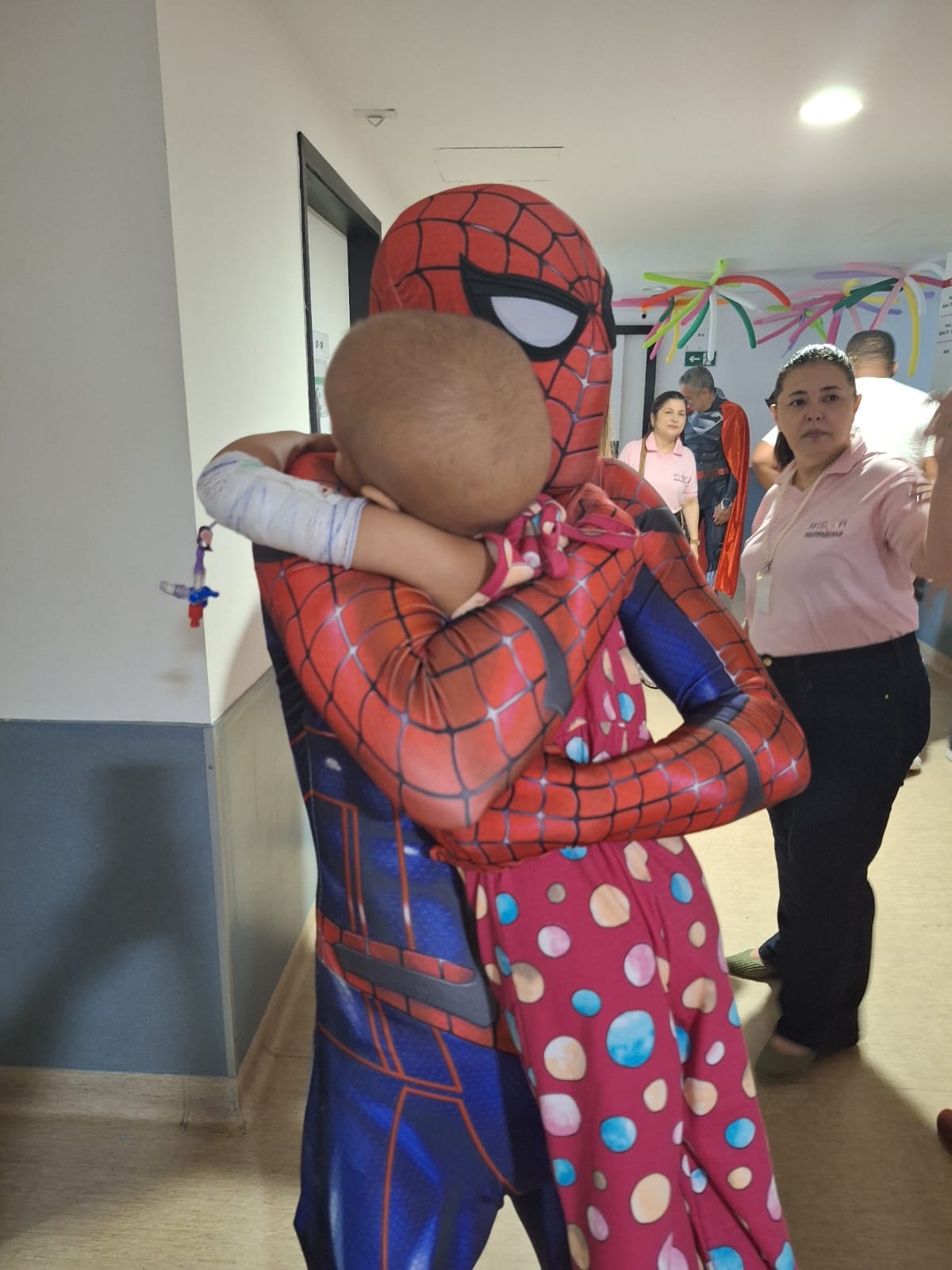 Super-heróis visitam crianças com câncer