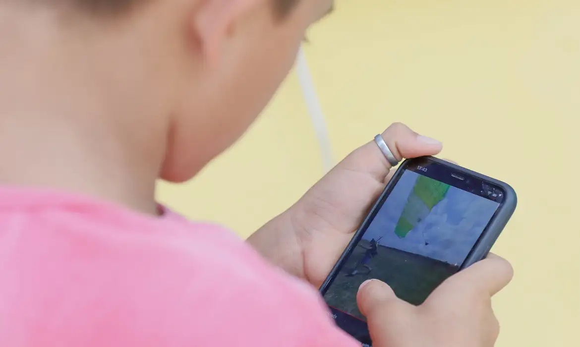 aprova projeto que proíbe uso de celular nas escolas do estado