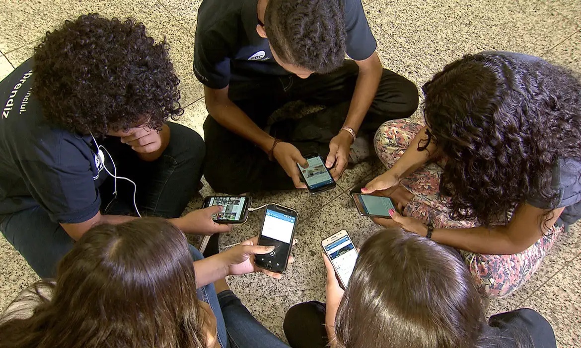 criticam celular na escola