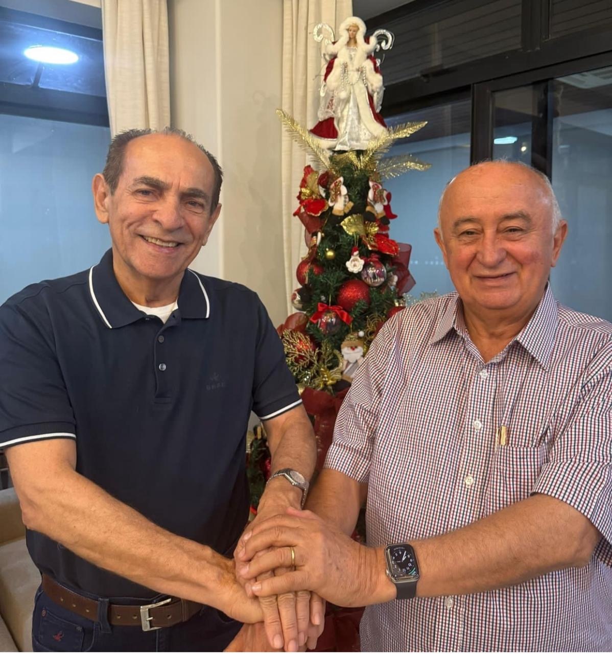 Marcelo Castro sorri ate dando pésames, dizem seus asversarios. Mas essa cara de Júlio mostra um sorriso falsamente cordial