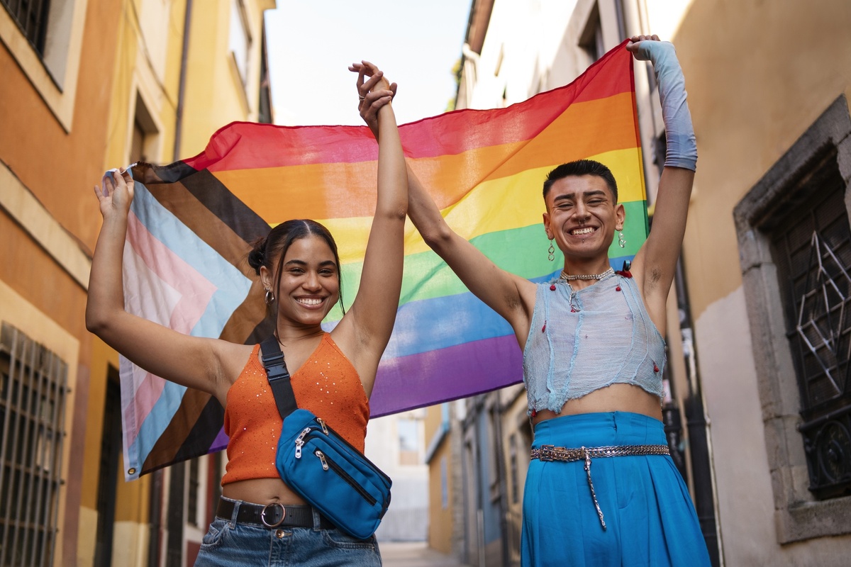 A inclusão de campos para identificação de gênero e orientação sexual em formulários é essencial para garantir direitos da população LGBTQIAPN+.