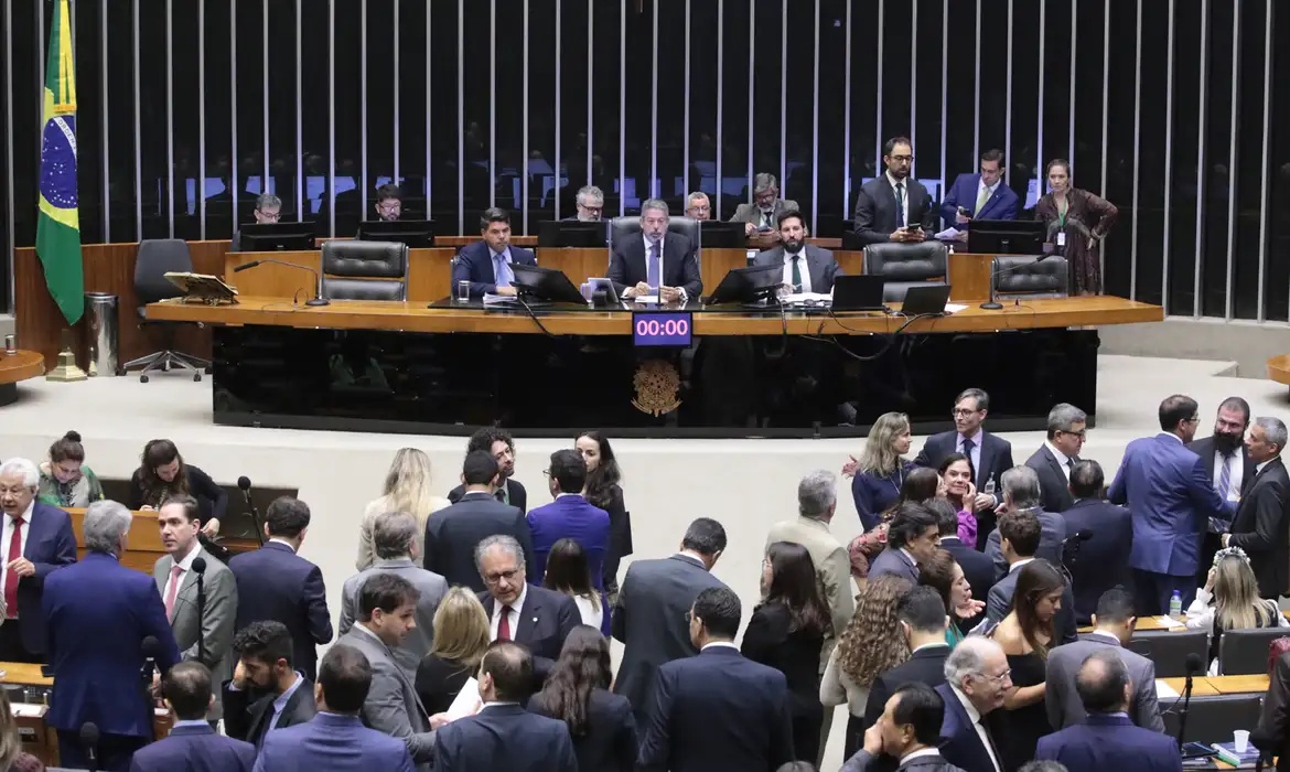 rejeita mudanças do Senado e aprova reforma tributária