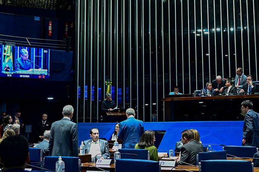 Senado aprova restrição do uso de celulares  nas escolas