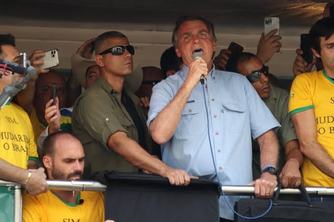 Bolsonaro busca expor suposta perseguição política que vem sofrendo enquanto é alvo de investigações