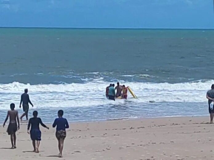Diego Ricardo Almeida sendo socorrido ainda com vida no mar paraibano