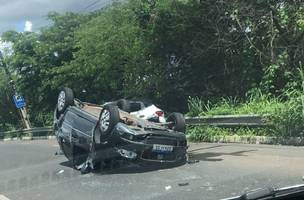 Carro capota após colidir em outro na ponte Wall Ferraz (Foto: Reprodução)