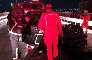 Carro capota na ponte da Tabuleta (Foto: Reprodução/Corpo de Bombeiros)