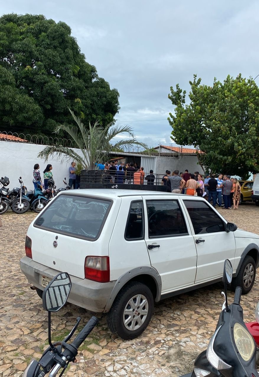 Cenário fora da casa do prefeito Mão Santa: centenas atrás de ocupar os cargos desocupados por antigos assessores