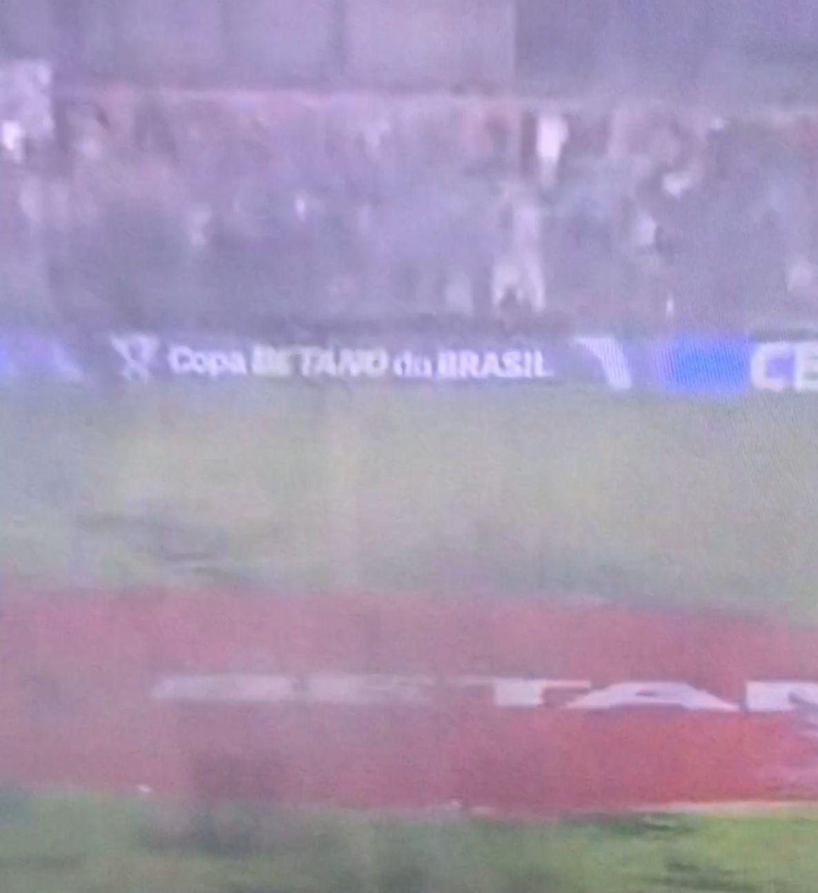 Chuva tão forte que os torcedores nem conseguiam ver os jogadores.