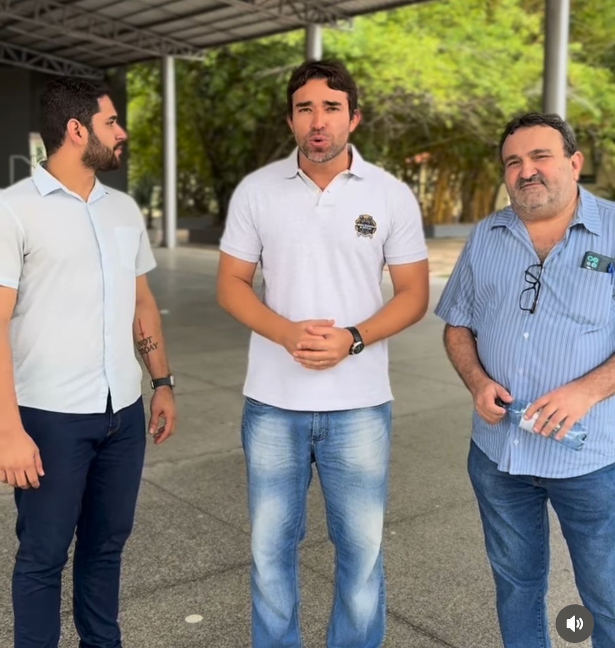 Deputado Marden Menezes anuncia, ao lado de produtor e do representante do governo, o dinheiro para realizar o Piripiri Humor e Arte. Está aí a força da adesão dele ao PT.