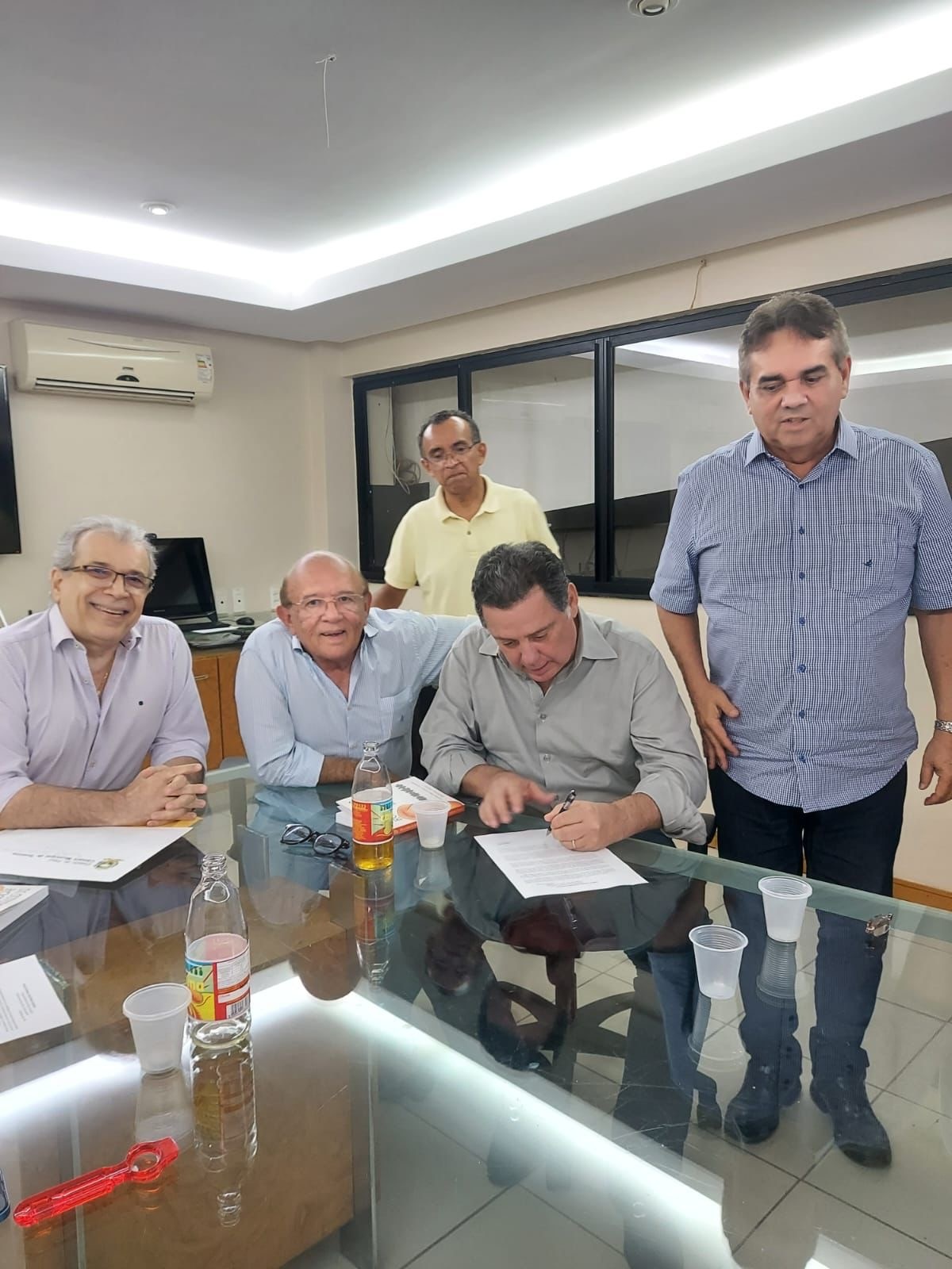 O presidente nacional do PSDB assinando a ficha de filiação de Jorge leite