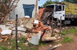 Passageiro morre após caminhão atingir residência (Foto: Reprodução)